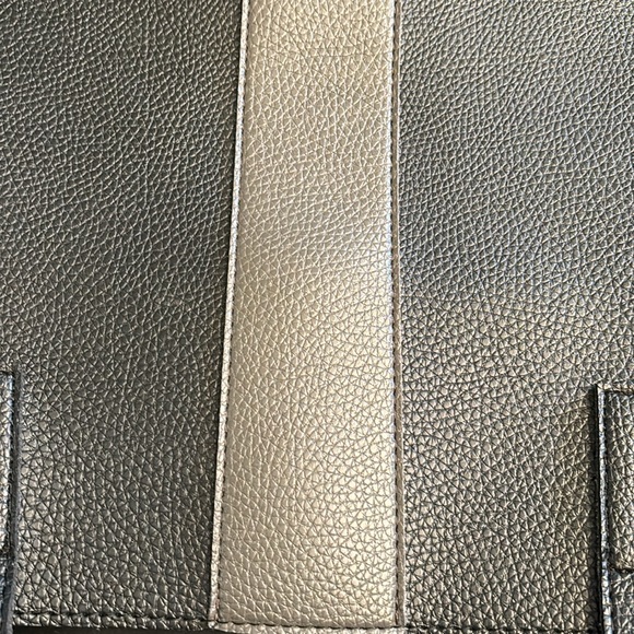 Vince Camuto shoulder bag. - Picture 3 of 6